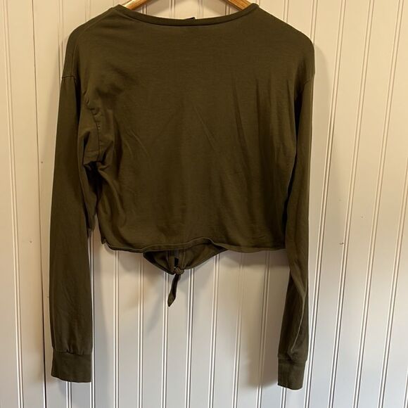Forever 21 olive green cropped long sleeve top - Picture 4 of 4